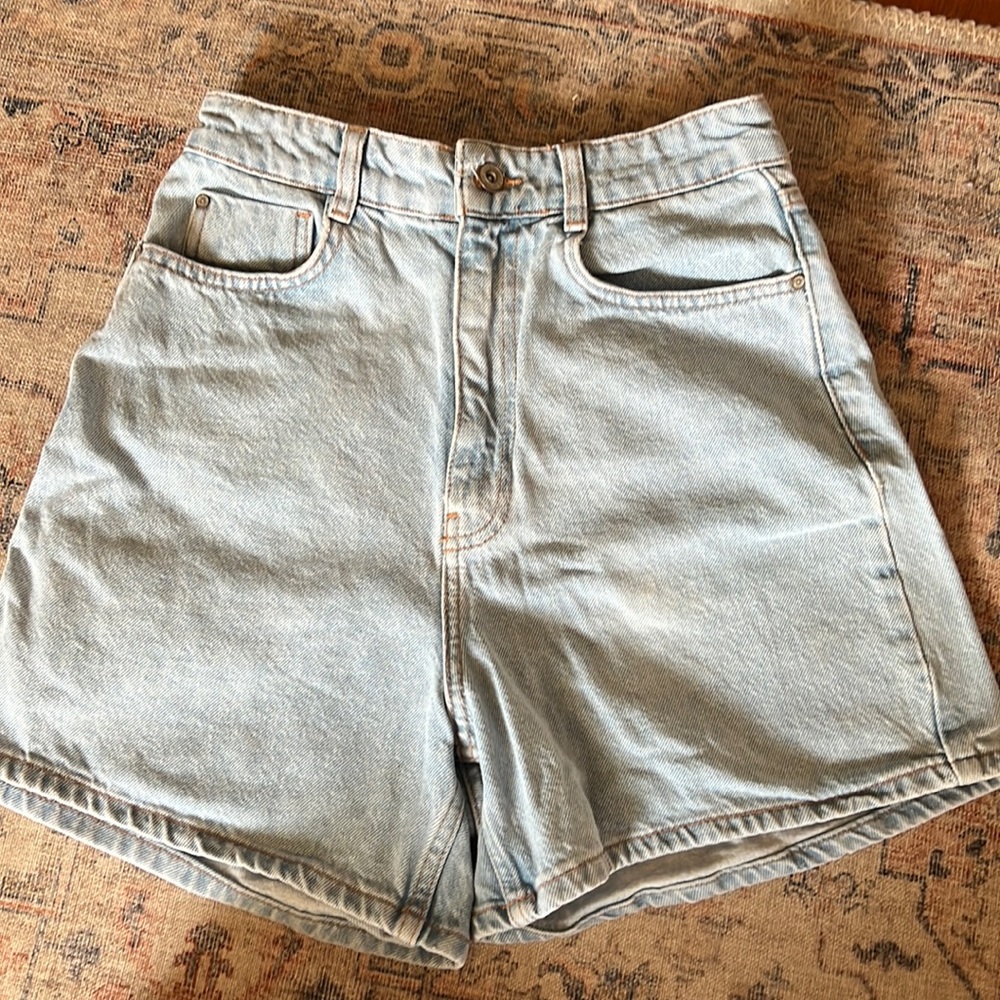 High-waisted, light wash, mom jean shorts. Zara size 6.